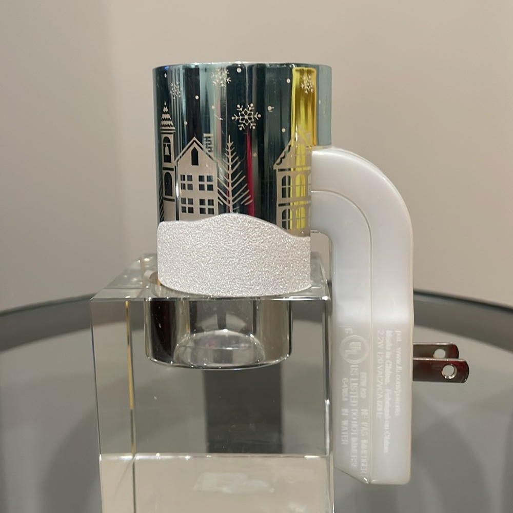 Bath & Body Works - Wallflower with a Winter Snow Scene - Picture 2 of 9